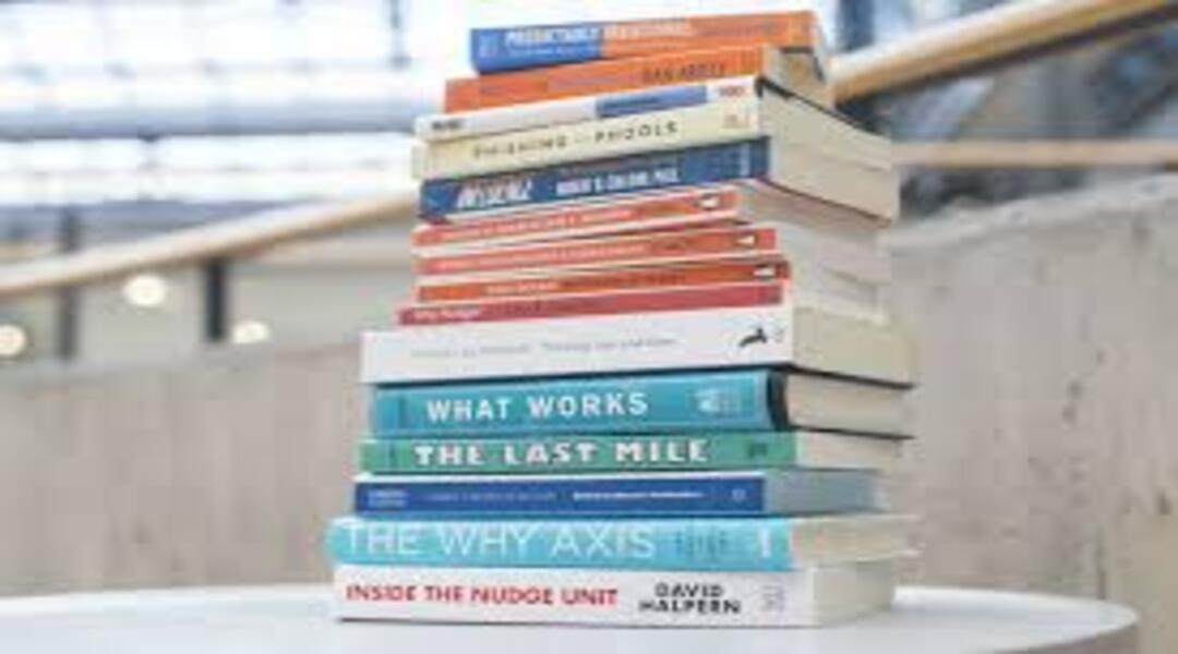 ما هي أبرز الكتب التي تشرح أساسيات الاقتصاد بطريقة مبسطة وسهلة للطلاب؟