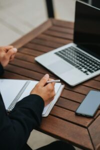 الفرق بين القيادة والإدارة